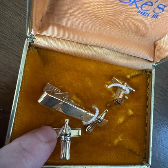 🆕 Vintage Coca-Cola yellow Gold colored Tie and cuff link Set - Picture 5 of 7